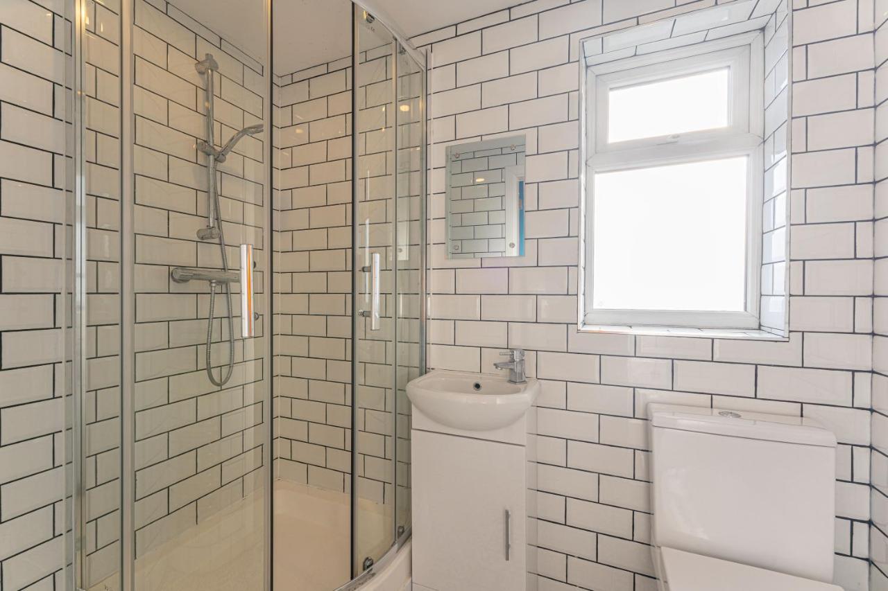 Stylish 5-Bed Home, Each With En-Suite And Own Tv Ковентри Экстерьер фото